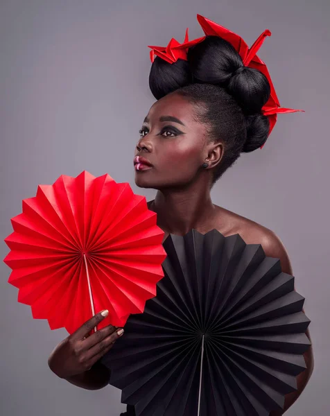 Cosméticos Maquiagem Origami Com Mulher Negra Estúdio Para Criação Arte — Fotografia de Stock