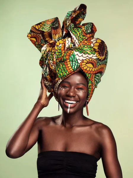 黑人女人和肖像与非洲头巾和微笑在工作室 孤立的绿色背景传统的非洲被一个年轻的女性模式包裹着 她的文化和化妆品让她感到自豪 — 图库照片