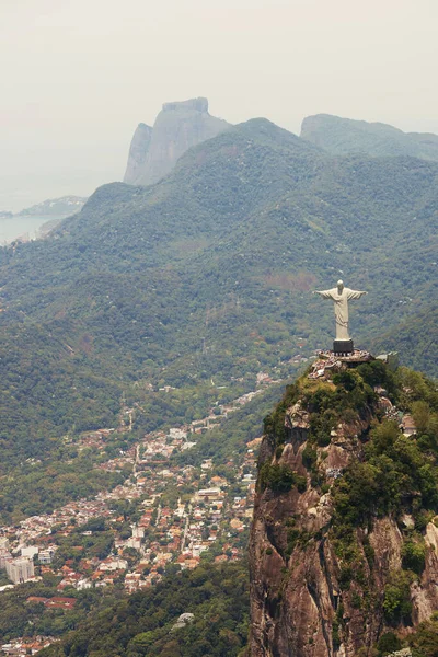 基督的雕像和空中救世主在山上的旅游 观光和旅游目的地 里约热内卢和无人驾驶飞机在山上的纪念碑 雕塑和城市模型 — 图库照片