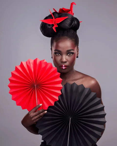 Belleza Maquillaje Origami Con Retrato Mujer Negra Estudio Para Creatividad —  Fotos de Stock
