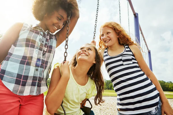 Megtriplázza Mókát Együtt Vannak Fiatal Lányok Játszanak Hintán Parkban — Stock Fotó