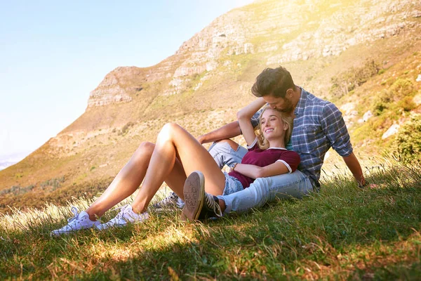 Entspannen Küssen Und Glücklich Mit Paar Der Natur Für Unbeschwerte — Stockfoto