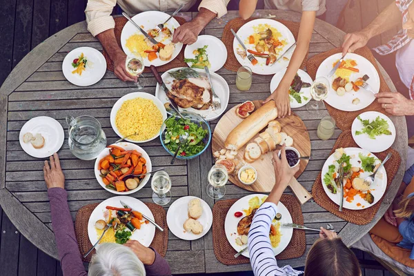 Najlepsze Rzeczy Życiu Powinny Być Dzielone Duże Ujęcie Rodziny Jedzącej — Zdjęcie stockowe