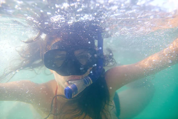 Ansiosos Por Explorar Vida Submarina Espectáculo Submarino Una Mujer Nadando — Foto de Stock