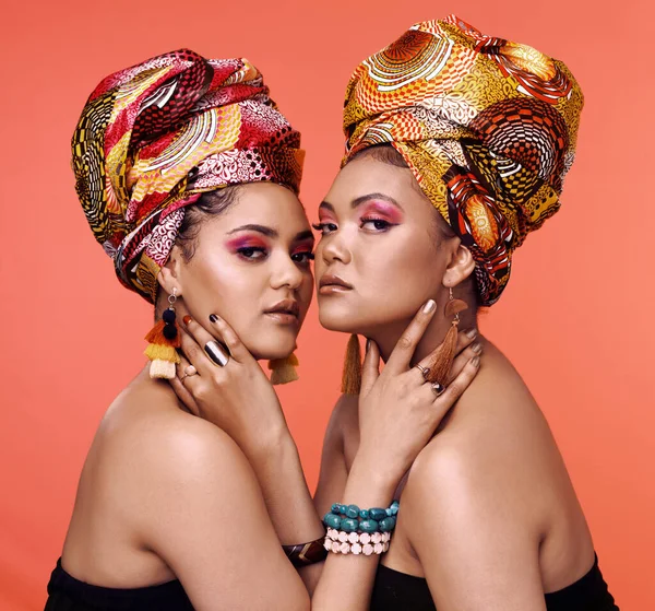 Afrikaanse Mode Cosmetica Portret Van Vrouwen Oranje Achtergrond Met Accessoire — Stockfoto