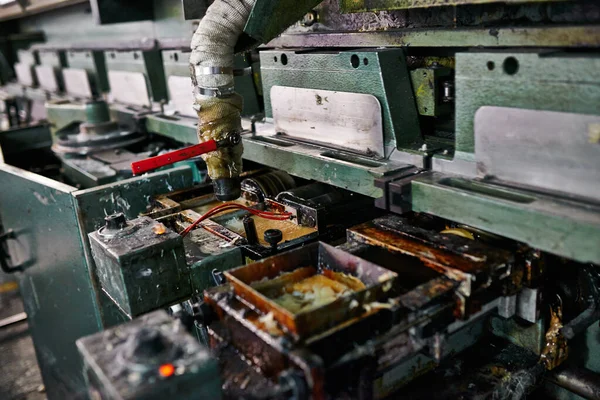 维修是顺利运转的机器的关键 包装和配送工厂的内部 — 图库照片