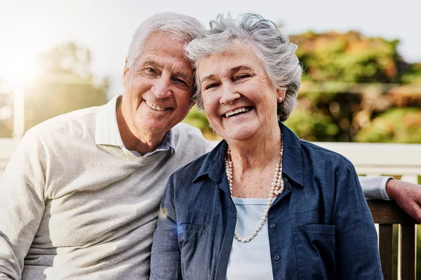 Pasangan Senior Potret Dan Santai Bersama Luar Ruangan Atau Pensiun — Stok Foto