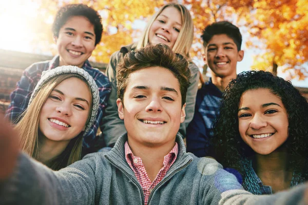 自私自利 十几岁的青少年和一群朋友在公园里 在大自然或倒下的树和青少年的微笑 照片友谊和幸福的社交媒体 肖像画 脸和快乐的人在一起拍秋天的照片 — 图库照片