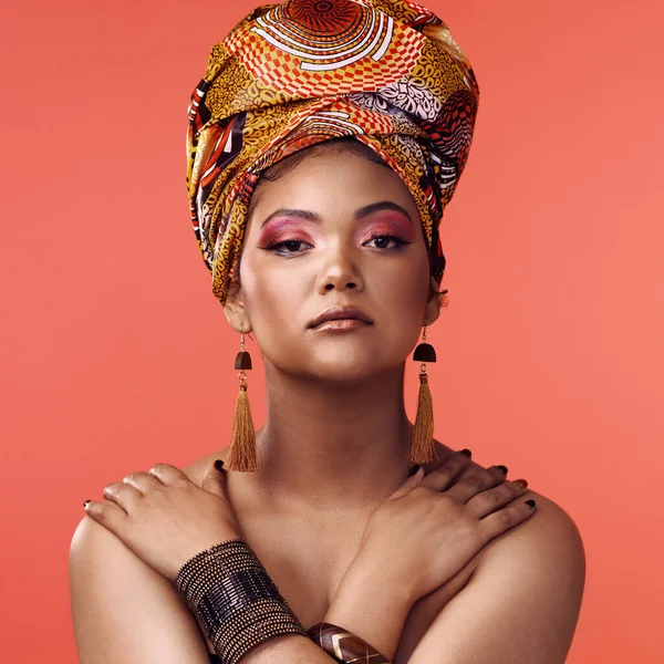 Afrikaanse Mode Schoonheid Portret Van Vrouw Oranje Achtergrond Met Cosmetica — Stockfoto