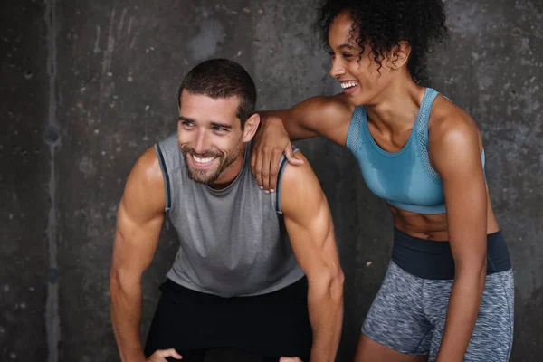 夫妇在城市休息 锻炼身体 户外运动 人际关系 男人和女人为耐力 健康和健康而跑后大笑 — 图库照片
