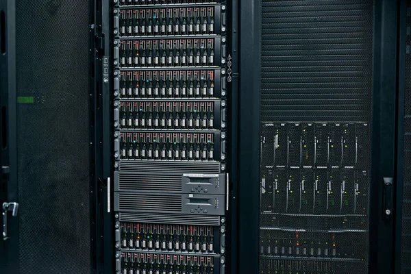 ネットワーク接続 管理サーバーまたはサイバーセキュリティシステム用のサーバールーム 空またはハードウェア機器 データセンター内のItサポートの背景 情報技術の電子機器や現代のマシン — ストック写真