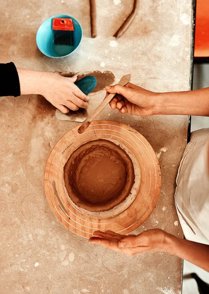 陶芸についてお話ししたいと思います 工房で土鍋を作っていた無名の女性が — ストック写真