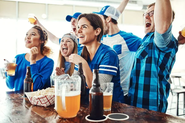 Manter Fiel Azul Grupo Amigos Aplaudindo Enquanto Assiste Jogo Esportes — Fotografia de Stock