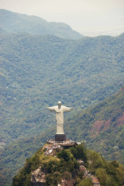 기념비 그리스도 리오의 구속자는 세계적 목적지를 드론으로 조각상 조각품 브라질의 — 스톡 사진