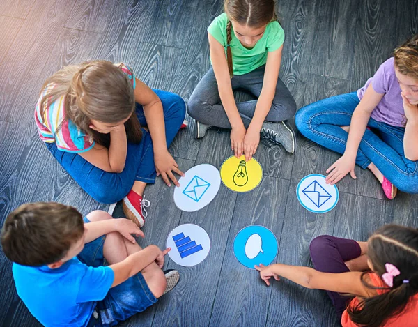 Birlikte Oynayın Birlikte Öğrenin Bir Grup Çocuğun Yerde Oyun Oynarken — Stok fotoğraf