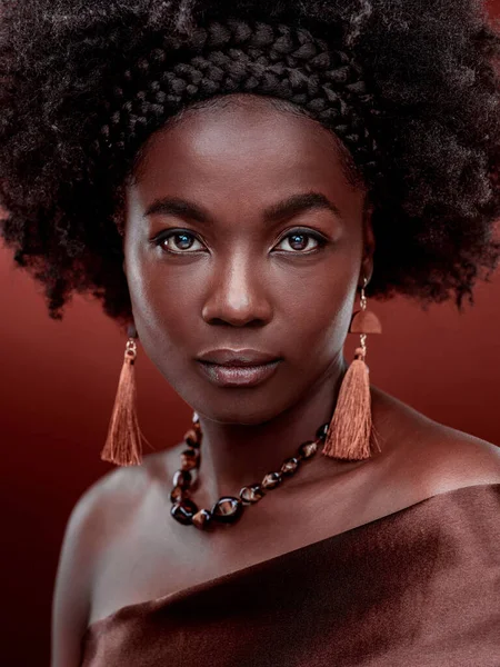 肖像和黑人女人与时尚工作室隔离红色背景 具有时尚服装 传统珠宝和文化的自然美 化妆品和严肃的非洲模特 — 图库照片