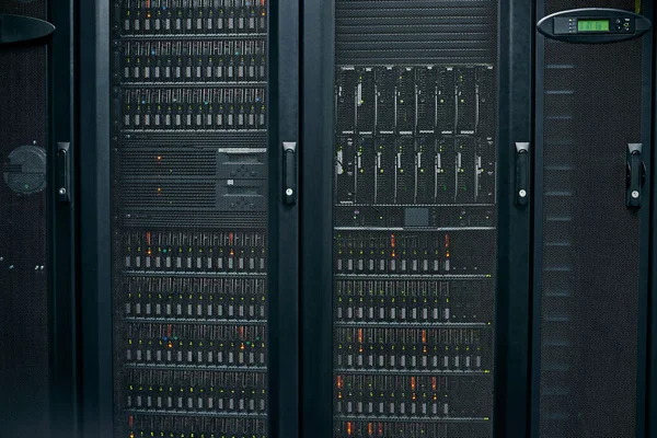 네트워크 연결을 있거나 하드웨어 관리자 사이버 시스템이다 데이터 센터의 장비를 — 스톡 사진