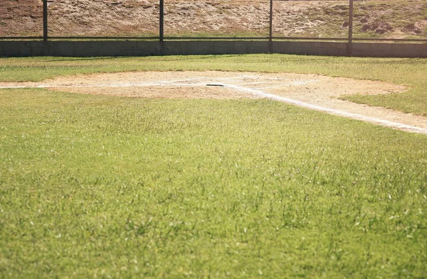 Παίξε Μπάλα Μπέιζμπολ Ξαπλωμένη Στο Γήπεδο Κατά Διάρκεια Ενός Αγώνα — Φωτογραφία Αρχείου