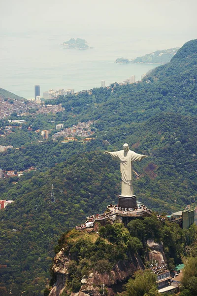 基督的景观 雕像和空中的救世主在山上的旅游 观光和旅游目的地 里约热内卢以及山上的纪念碑 雕塑和城市地标景观 — 图库照片