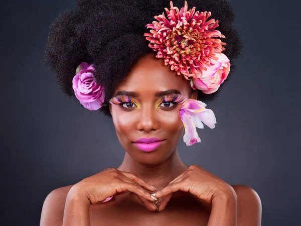 Make Bloemen Portret Van Een Zwarte Vrouw Studio Voor Schoonheid — Stockfoto