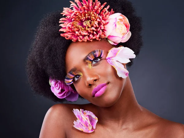Make Bloemen Het Gezicht Van Zwarte Vrouw Studio Voor Schoonheid — Stockfoto