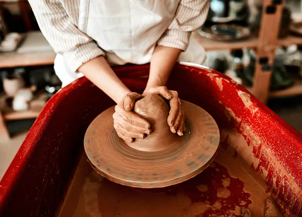 我把粘土变成有用的东西 一个无法辨认的女人在陶瓷轮上塑造粘土 — 图库照片