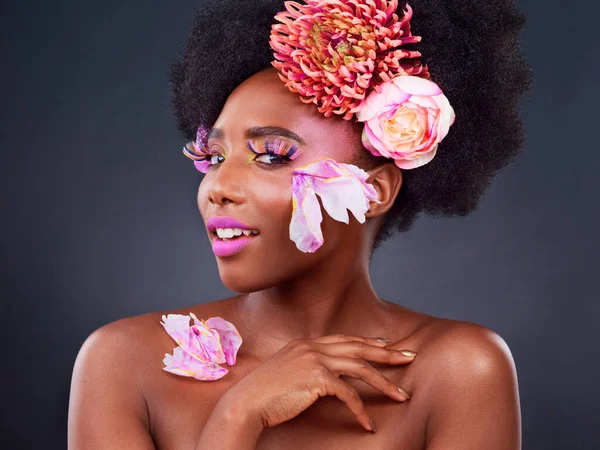 Smink Virágok Szépség Portré Fekete Szépség Kreatív Tavasz Természetes Kozmetikai — Stock Fotó