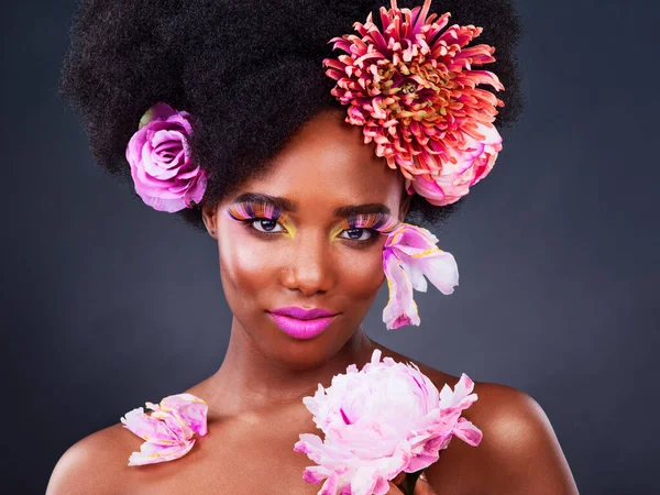 Szépség Virágok Portré Fekete Stúdióban Smink Kreatív Tavaszi Természetes Kozmetikumok — Stock Fotó