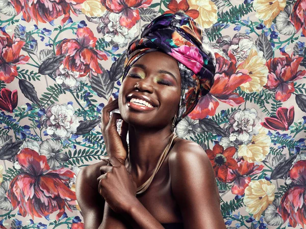 Envoltório Principal Flores Mulher Negra Com Moda Alegre Felicidade Contra — Fotografia de Stock