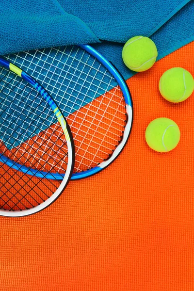 それは素晴らしいゲームでした スタジオ内のオレンジの背景の上に配置されたテニス必需品の高角度ショット — ストック写真