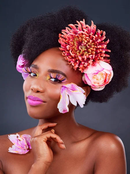 Make Bloemen Glimlach Met Portret Van Zwarte Vrouw Voor Schoonheid — Stockfoto