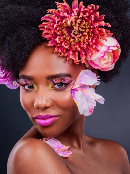 Make Bloemen Kunst Met Portret Van Zwarte Vrouw Voor Schoonheid — Stockfoto