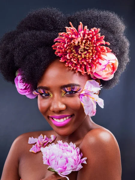 Make Bloemen Gelukkig Met Portret Van Zwarte Vrouw Voor Schoonheid — Stockfoto