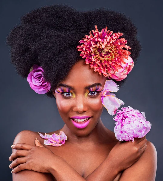 Make Portret Zwarte Vrouw Met Bloemen Studio Voor Natuurlijke Cosmetica — Stockfoto