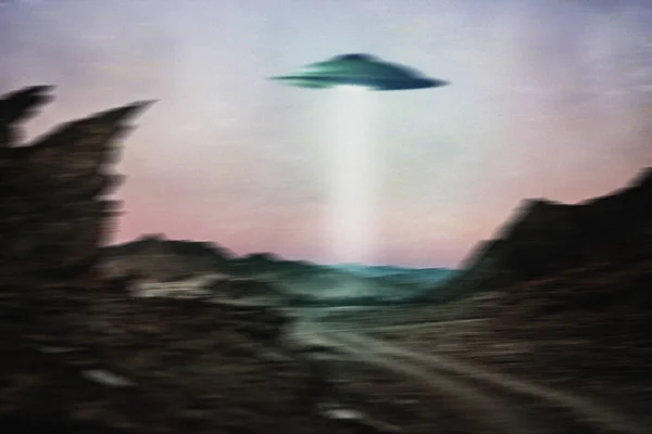 宇宙飞船 天空和乌弗与灯光在山上为外层空间 超现实或外星人入侵 用于幻想或科幻小说的户外飞碟的航天器 聚光灯或机密飞行任务 — 图库照片