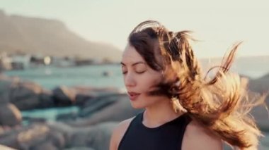 Ruhani, farkındalık ve zindelik için sahilde bir kadınla meditasyon, huzur ve yoga. Sağlıklı, özgür ve rüzgarlı. Doğada güven, yaz tatili ve sakin bir zihniyet için kayaların üzerinde nefes alan bir kız..
