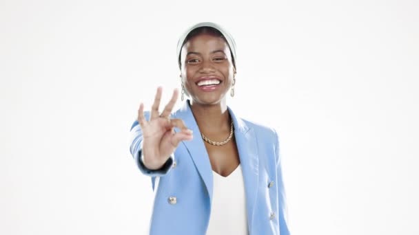 Улыбчивая Счастливая Лицо Чернокожей Женщины Хорошим Знаком Совершенства Согласия Белом — стоковое видео