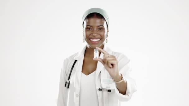 Μαύρη Γυναίκα Γιατρός Και Εμβόλιο Πορτρέτο Χαμόγελο Απομονωμένο Λευκό Φόντο — Αρχείο Βίντεο