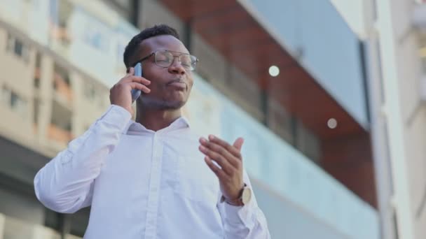 Üzleti Hívás Városi Fekete Férfi Beszél Cseveg Vagy Beszél Kapcsolattartóval — Stock videók
