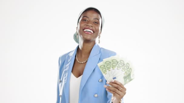 お金および幸せな黒い女性は白い背景ビジネス富 ボーナス収入または銀行の利益で隔離される 経済的自由の下での勝利 給与の上昇 裕福なアフリカ人や起業家の顔 — ストック動画