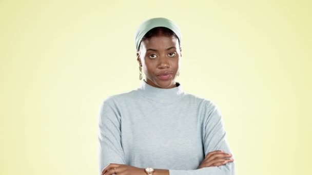 对工作室里的黑人妇女的不安 冲突和对抗感到失望 烦恼和沮丧 不管是什么 摇头与女性在黄色背景交叉的胳膊和问题 — 图库视频影像