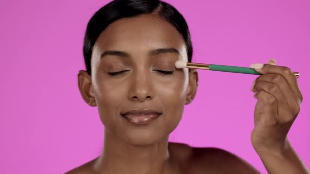 Güzellik Makyaj Göz Farı Stüdyoda Elinde Fırça Kozmetik Ürünleri Pembe — Stok video