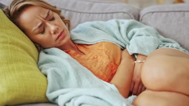 生病的女人 肚子痛 家里的疼痛 消化不良和医疗病毒的压力 亚洲女性 月经和腹部便秘问题 胃病和子宫内膜异位症焦虑 — 图库视频影像