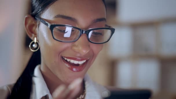 Zakelijke Vrouw Closeup Verrassing Telefoon Het Nachtkantoor Voor Deadline Management — Stockvideo