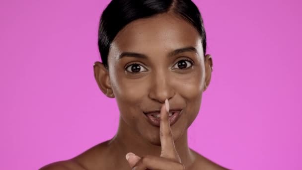 Ευτυχισμένη Γυναίκα Πρόσωπο Και Δάχτυλο Στα Χείλη Για Μυστικό Της — Αρχείο Βίντεο