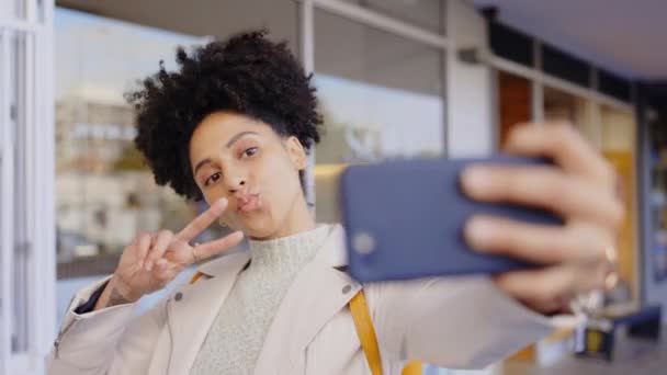 Žena Polibek Selfie Afro Městě Úsměvem Blogu Nebo Videohovor Městské — Stock video