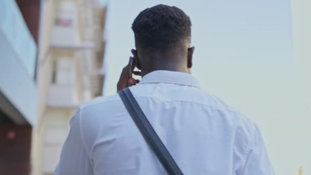 Telefonhívás Vissza Feketék Beszélgetnek Városban Beszélgetnek Vagy Beszélgetnek Utcán Technológia — Stock videók