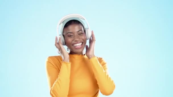 Μουσική Χορός Και Μαύρη Γυναίκα Ακουστικά Χρώμα Για Streaming Audio — Αρχείο Βίντεο