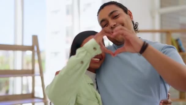 Tvář Objetí Pár Srdcem Ruce Obývacím Pokoji Šťastný Vzrušený Při — Stock video