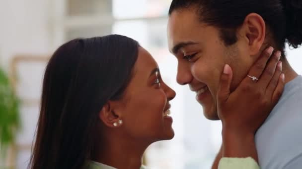 Gülümseyin Yüzünüzü Eşinizi Evde Güzel Vakit Geçirmek Için Sevin Kaynaşın — Stok video